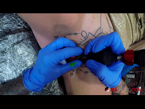 ❤️ Ekstreme tatuita varmulo Sully Savage ricevis tatuon sur sia klitoro ️ Malmola porno ĉe eo.desixxxtube.ru